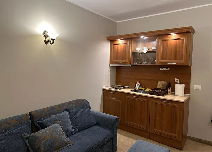 Anna Near Gondola Daire